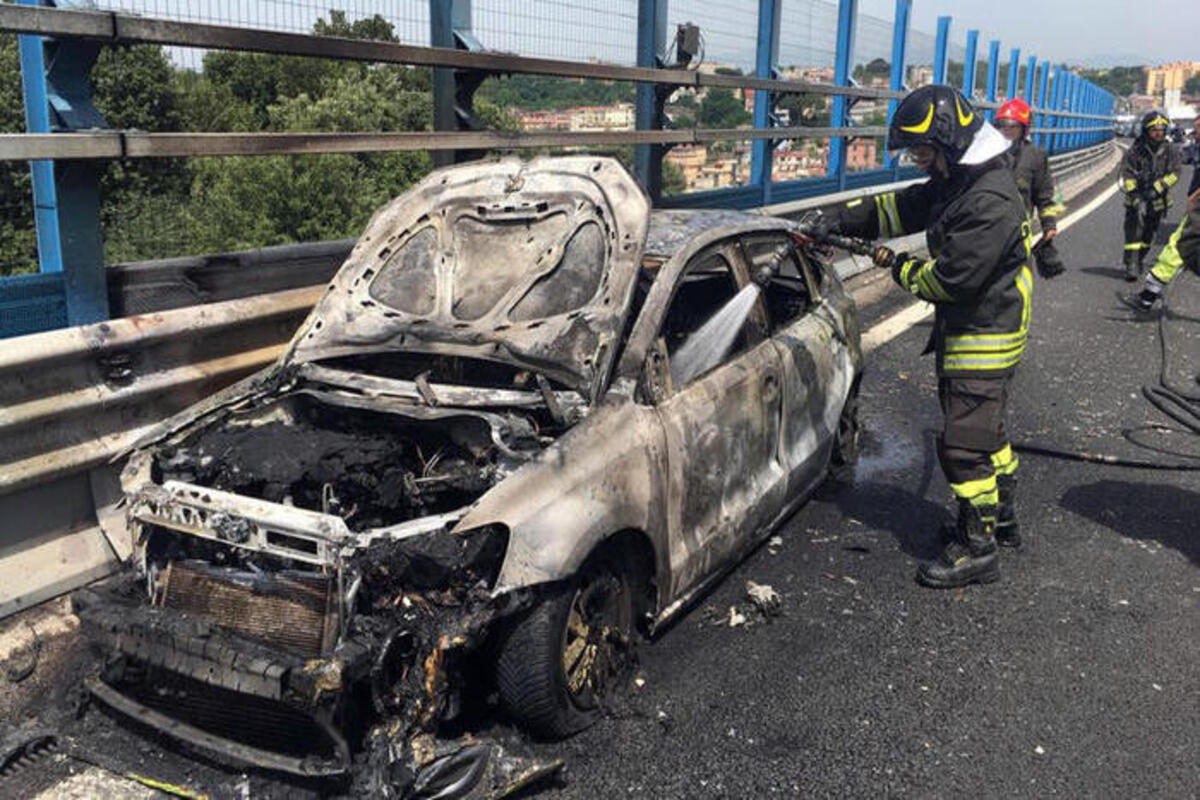 Neapel IT - Umgebauter Test-Volkswagen explodiert - zwei Tote 