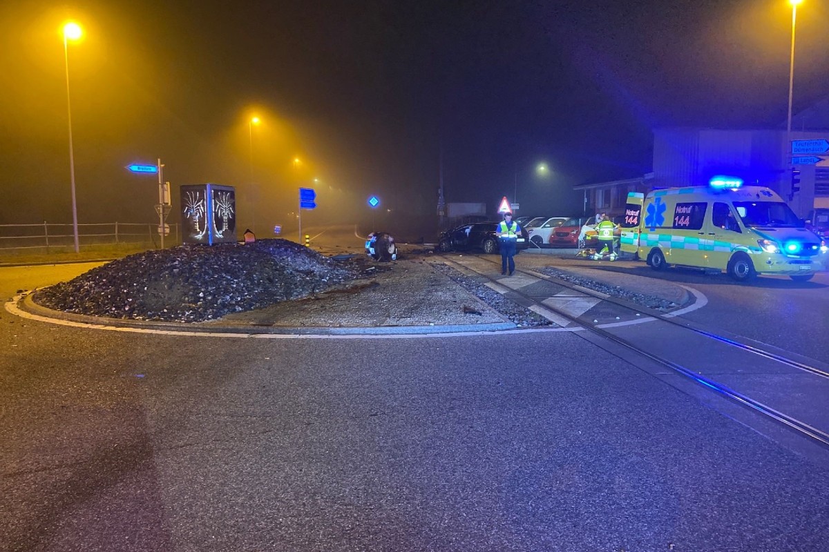 Hallwil AG - Total demoliertes Auto blieb auf dem Bahngleis liegen