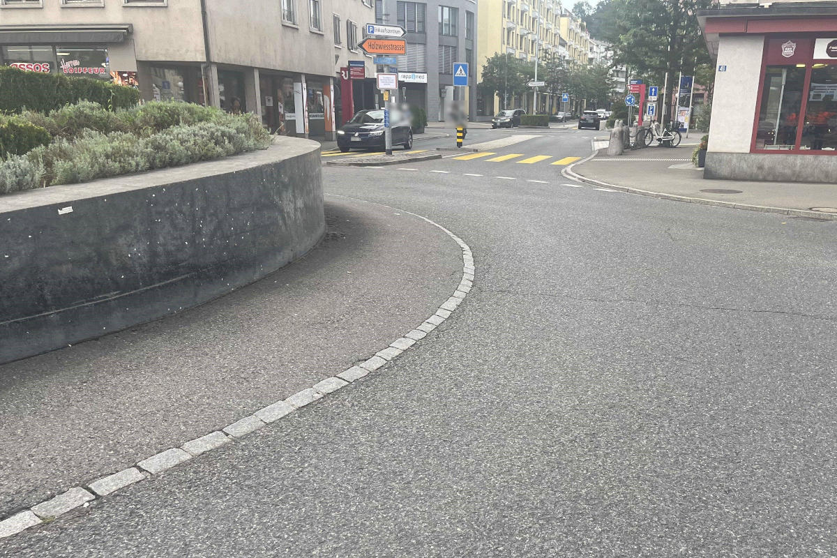 Rapperswil-Jona SG - Nach Auffahrunfall mit Kleinmotorrad geflüchtet