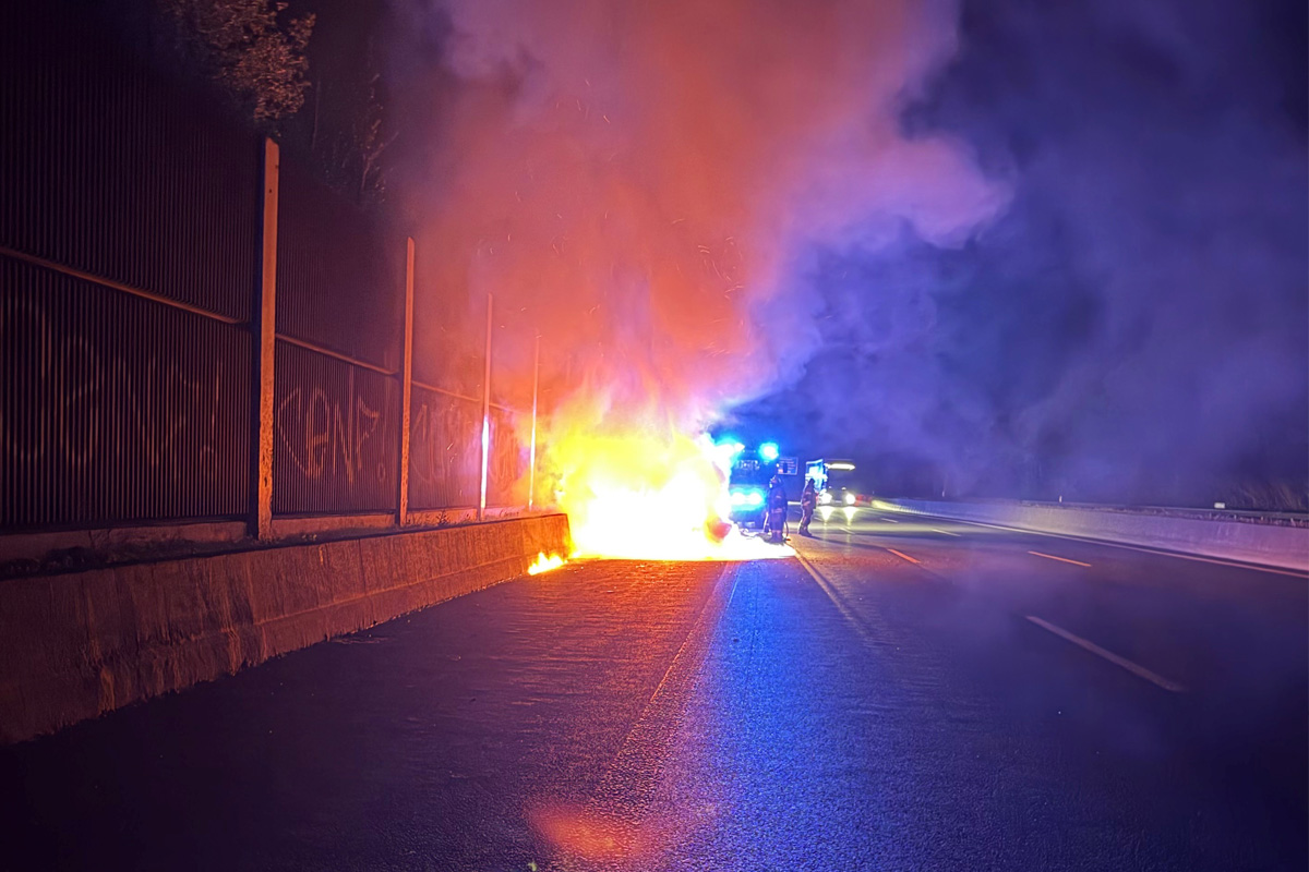A1 Remscheid – Pkw brennt auf Autobahn vollständig aus