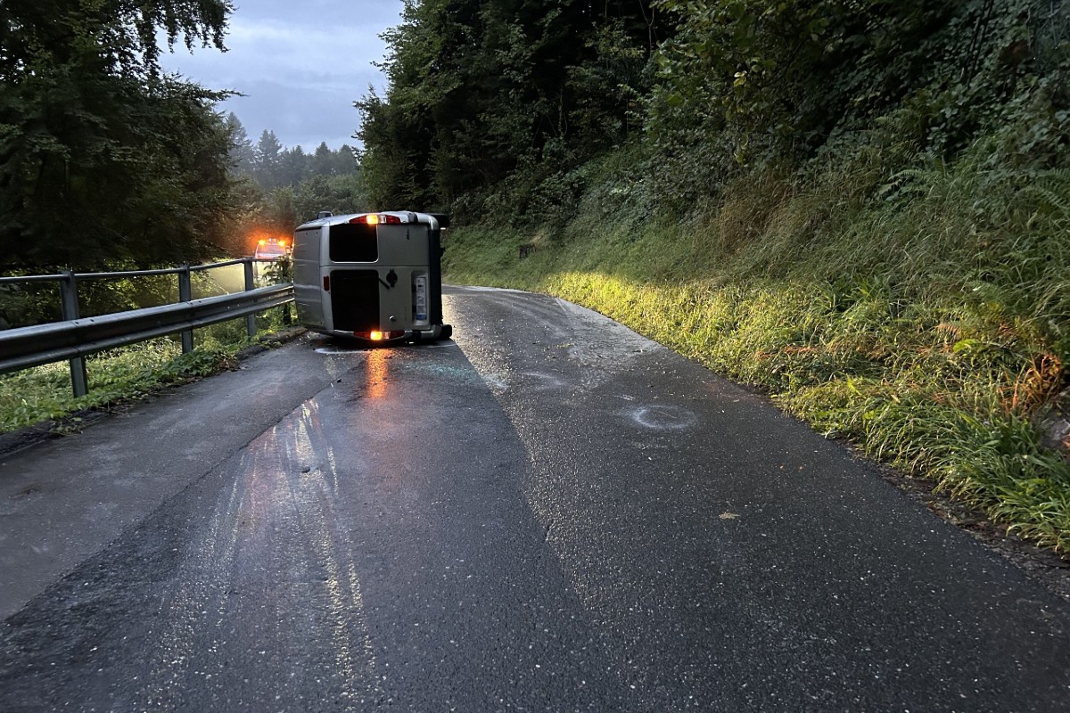 Ernetschwil SG - Kontrolle über Auto verloren und Unfall gebaut
