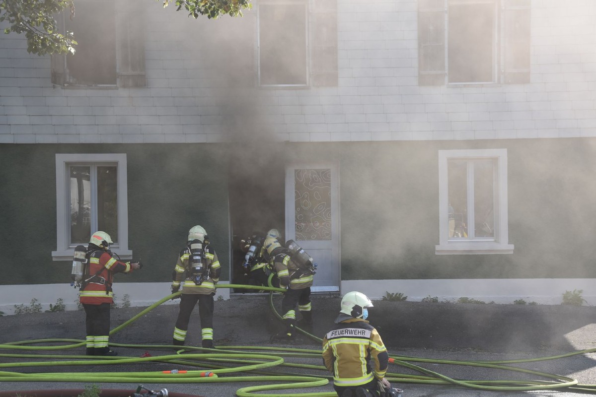 Lohn-Ammannsegg SO - Brand in Mehrfamilienhaus mit Gewerbebetrieb – drei Personen zur Kontrolle im Spital