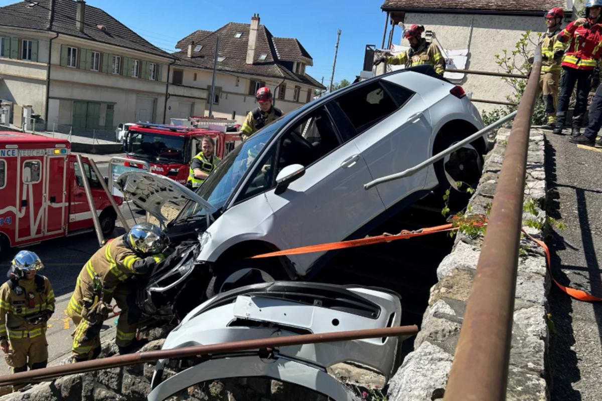 Hauterive NE – Auto stürzt bei Unfall Treppe hinunter