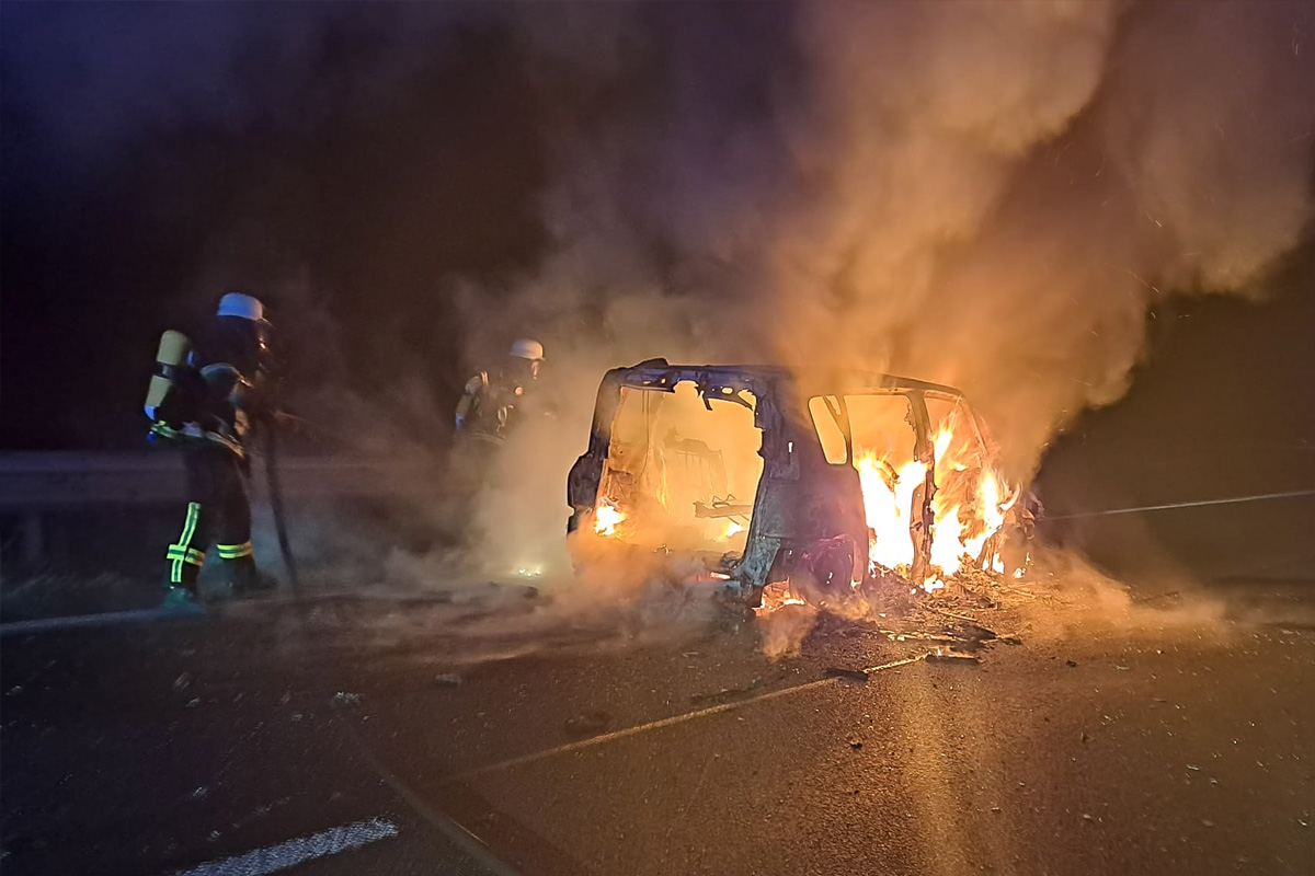 A2 Porta Westfalica – Pkw brennt auf Autobahn vollständig aus