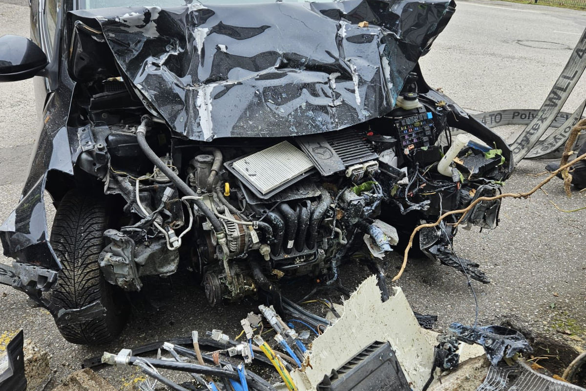 Unfall in Traismauer – Pkw kracht gegen Stromkasten