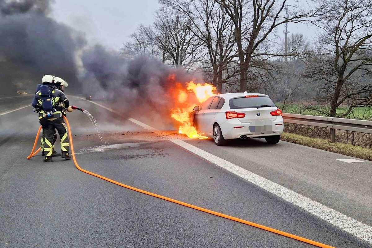 H-nxe-Auto-auf-der-A3-in-Brand-geraten