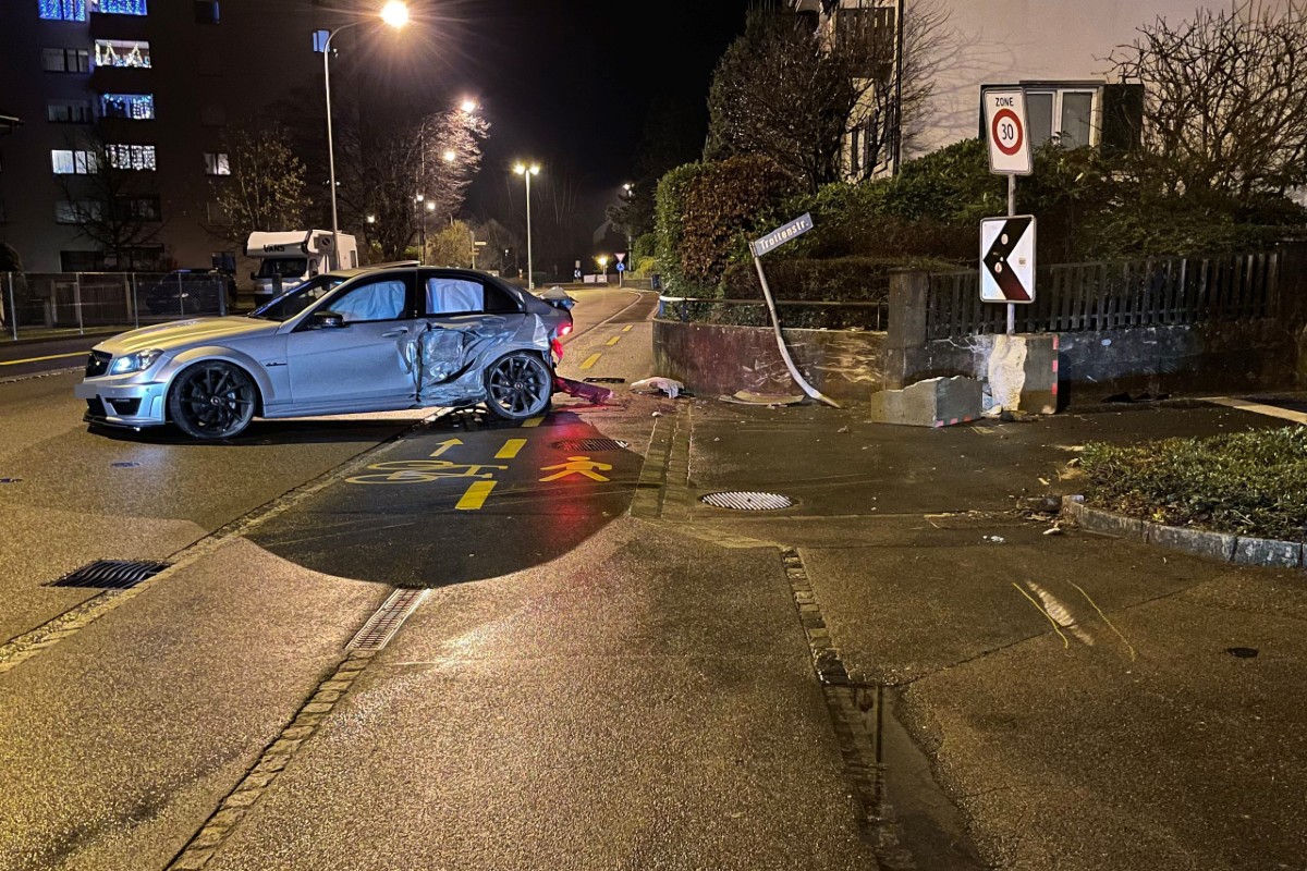 Kreuzlingen TG - Kontrolle über Mercedes verloren und verunfallt
