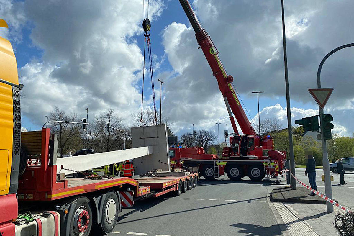 Dorsten – Tonnenschwere Ladung rutscht vom Schwertransporter