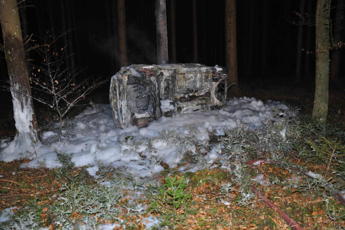 Subingen SO - Auto überschlägt sich und fängt Feuer