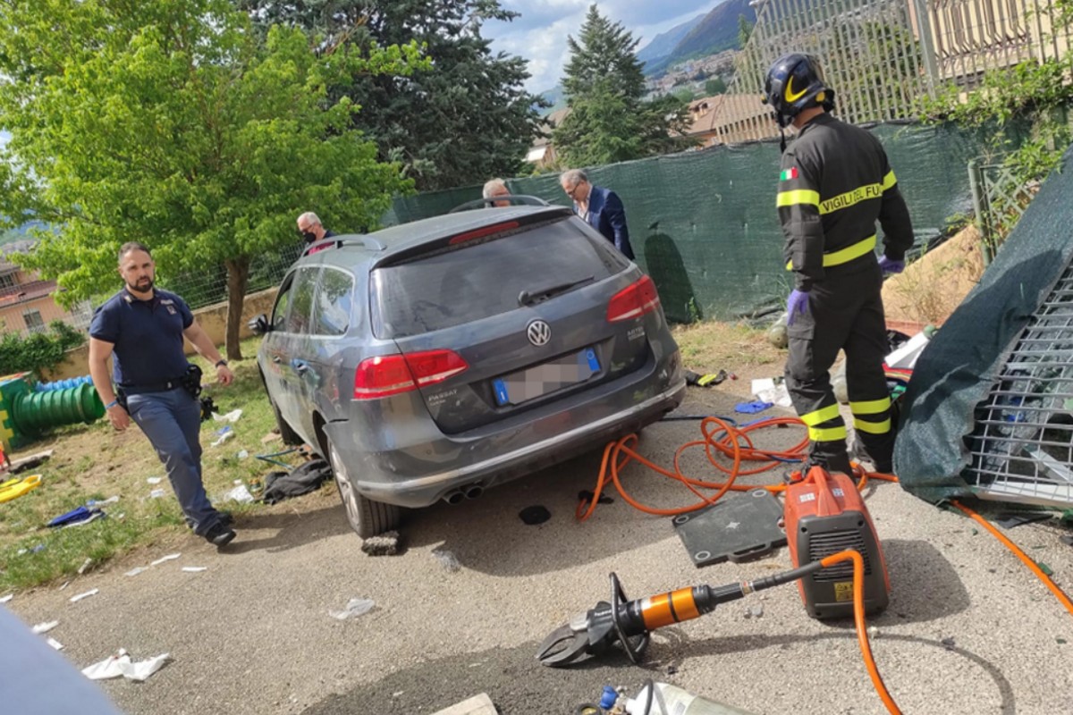 Drama in L'Aquila - Auto rollt in Kindergartenhof - Fünf Verletzte und ein totes Kind!