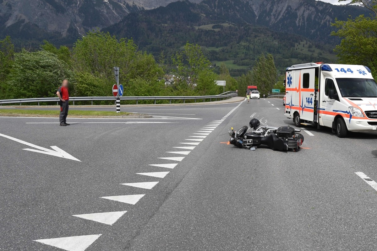 Maienfeld GR - Töfflenker stürzt wegen abbiegendem Auto