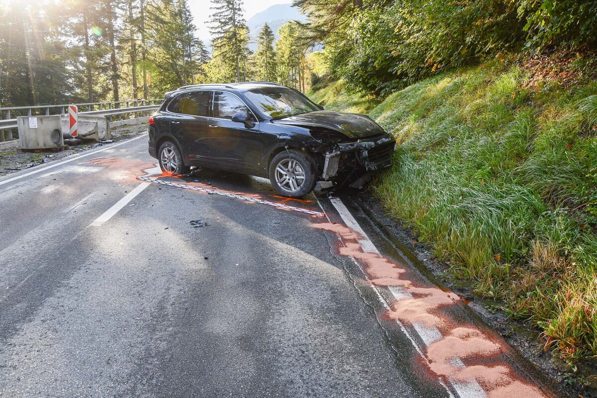 Chur GR - Autofahrerin prallt frontal in einen Betonblock