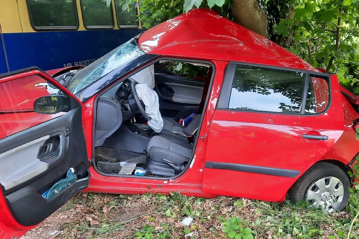 Deinste NI - Skoda vom Zug erfasst - Fahrerin schwer verletzt