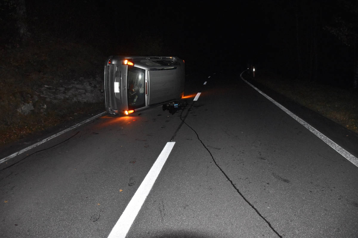 Uors GR – Fahrunfähig neben die Strasse geraten und mit Fahrzeug umgekippt
