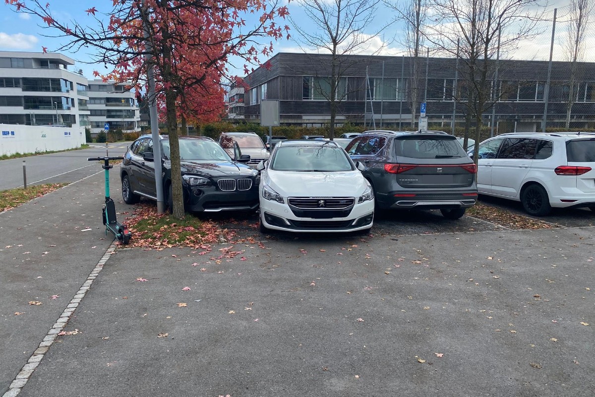 Hünenberg ZG - Auto prallt in parkiertes Fahrzeug