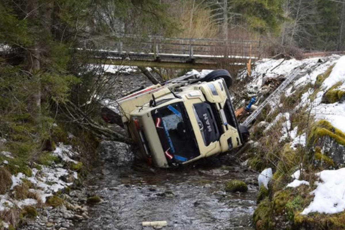 Unfall bei Neuberg an der Mürz – Lkw stürzt in Bach