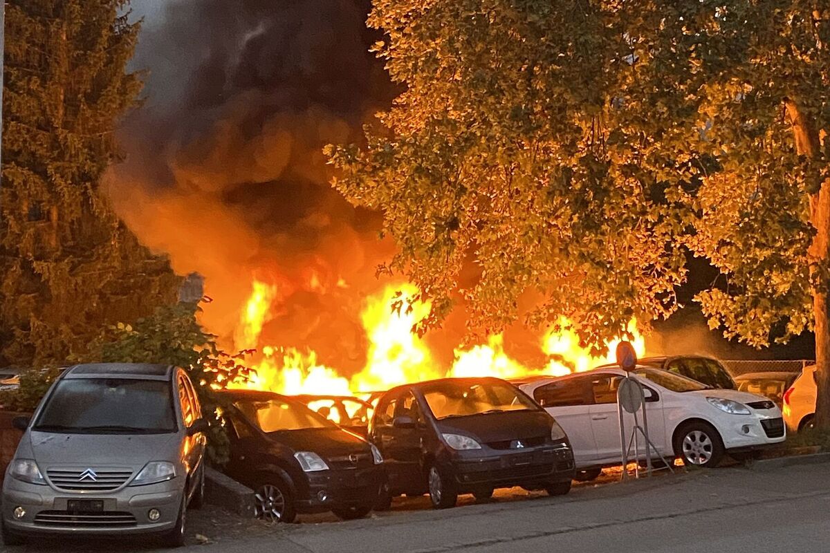 Grellingen BL - Mehrere Fahrzeuge in Brand 