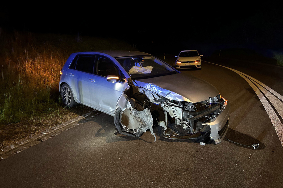 Hausen AG – Neulenker kracht bei Unfall gegen Strassenlampe 