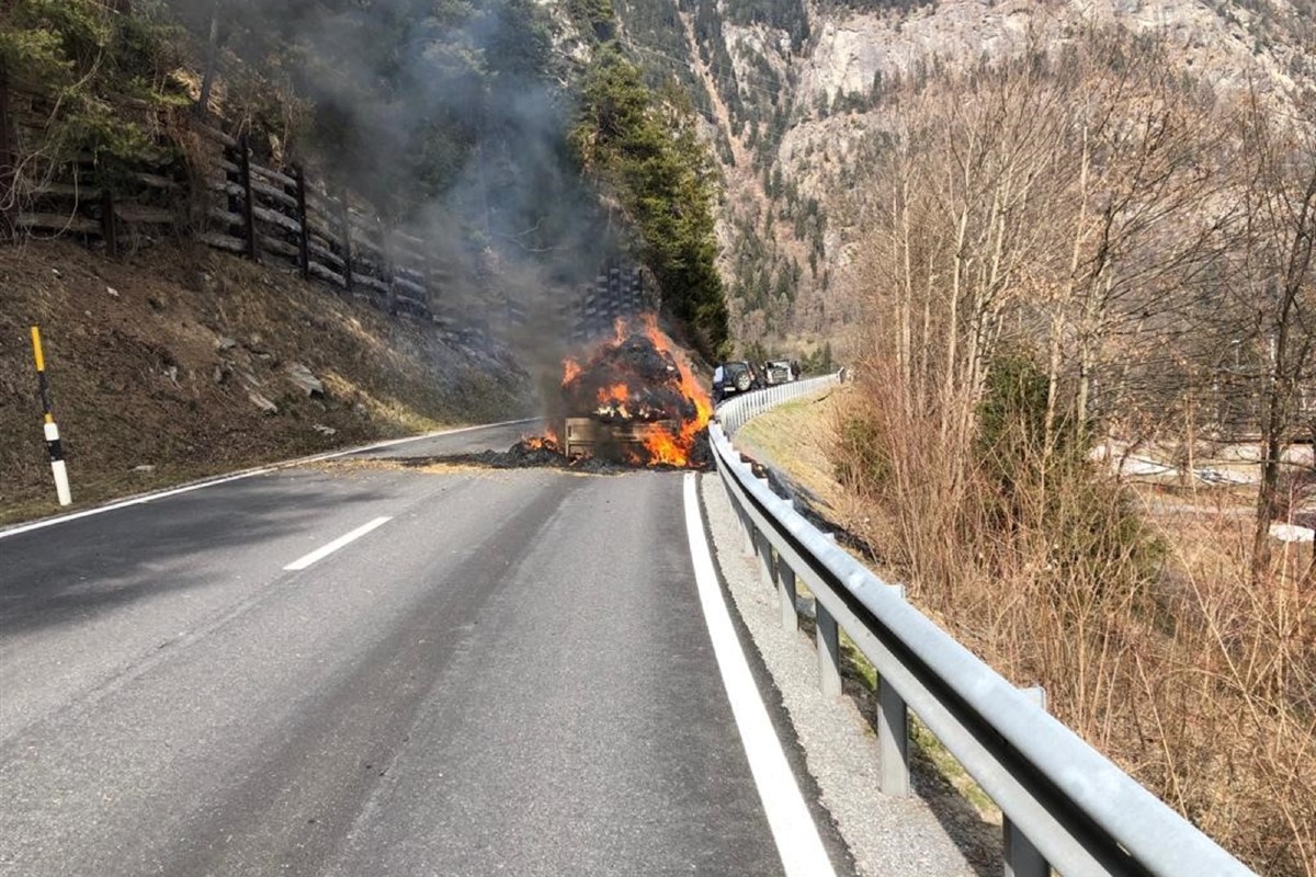 Unterrealta GR - Geistesgegenwärtig konnte der Mann sein Auto vor den Flammen retten!