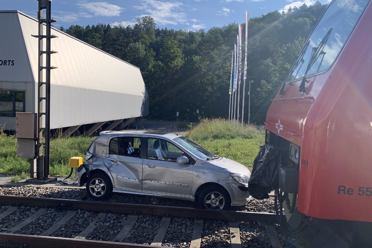 Langnau am Albis ZH  - Auto bleibt auf Bahnübergang stecken und wird von Zug erfasst!