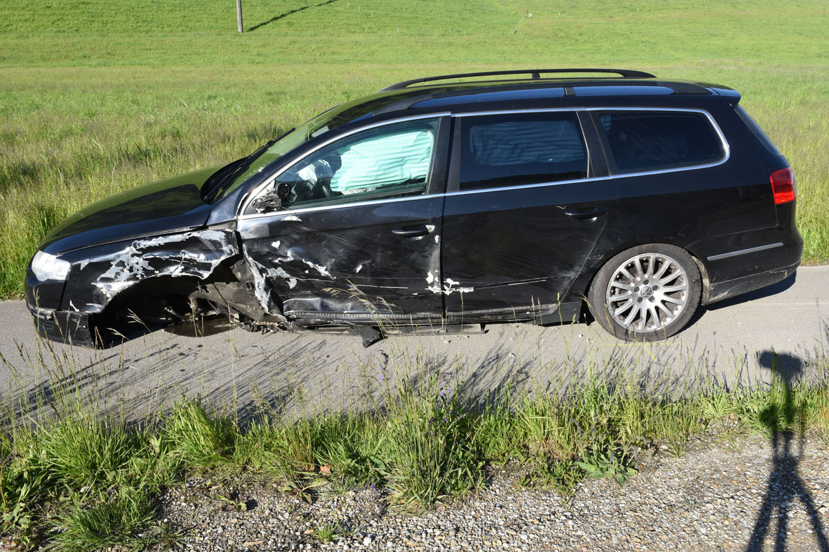 Daiwil LU - Auto kracht in LKW - Mehrere Fahrzeuge bei Unfall beschädigt