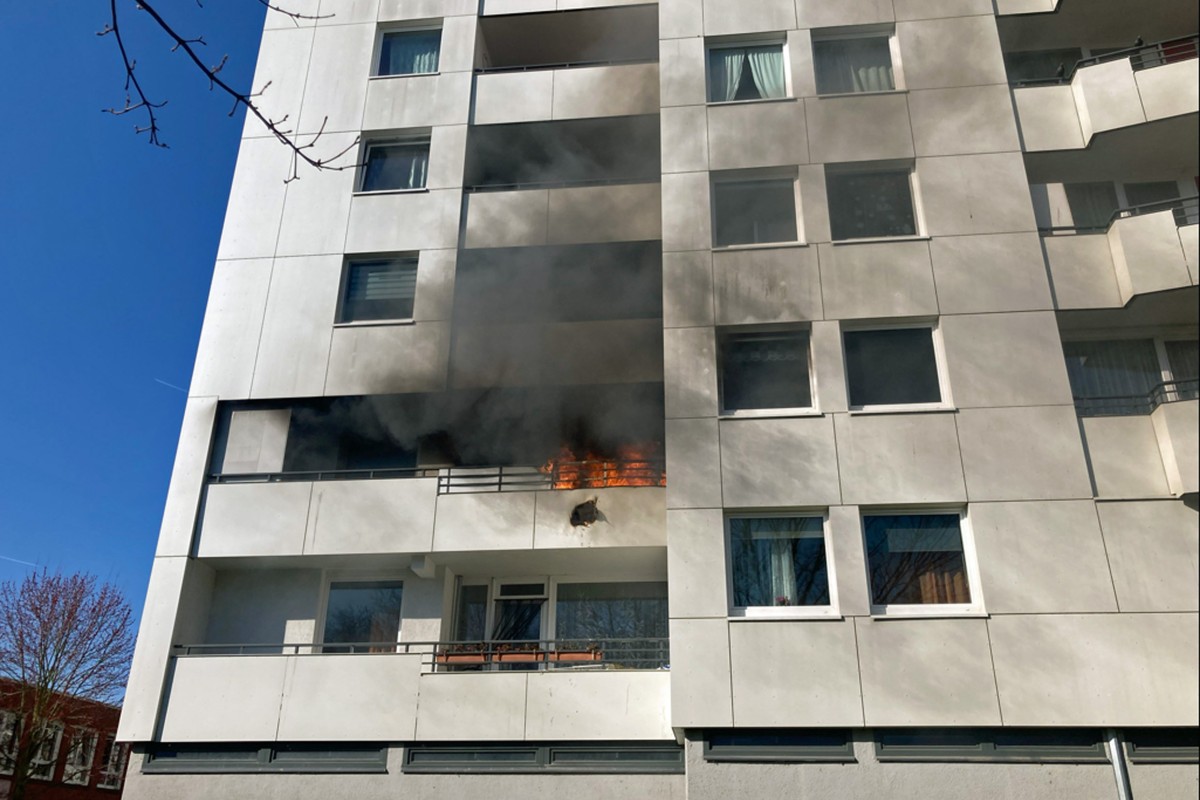Mettmann - Balkonbrand in Hochhaus