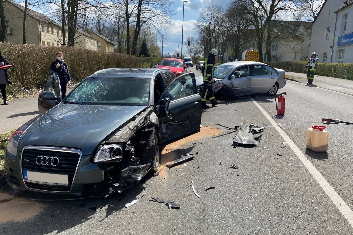 Mülheim an der Ruhr – Schwerer Verkehrsunfall auf der Kölner Straße