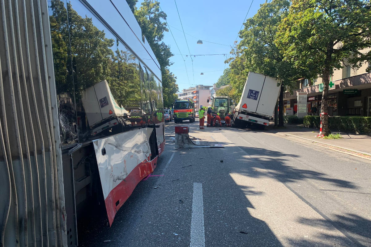 Spektakulärer Unfall in Winterthur ZH – Kollision zwischen Traktor und Stadtbus
