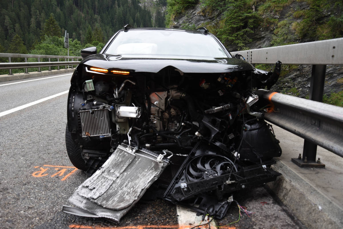 A13 Rongellen GR – Drei Autos in Verkehrsunfall verwickelt
