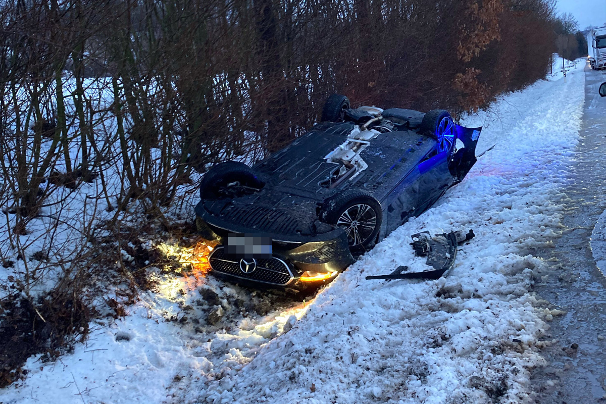 Bad Driburg – Mercedes überschlägt sich bei Winterglätte