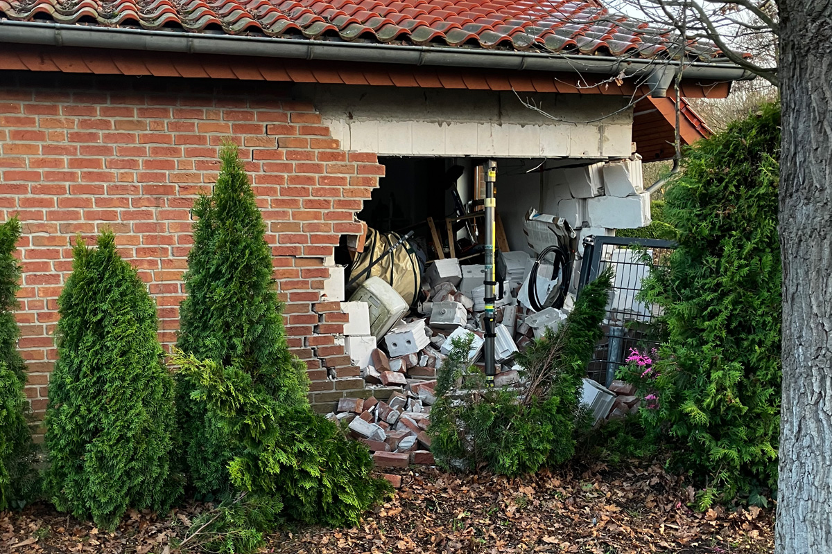 Paderborn – Auto prallt nach Unfall in Garagenwand