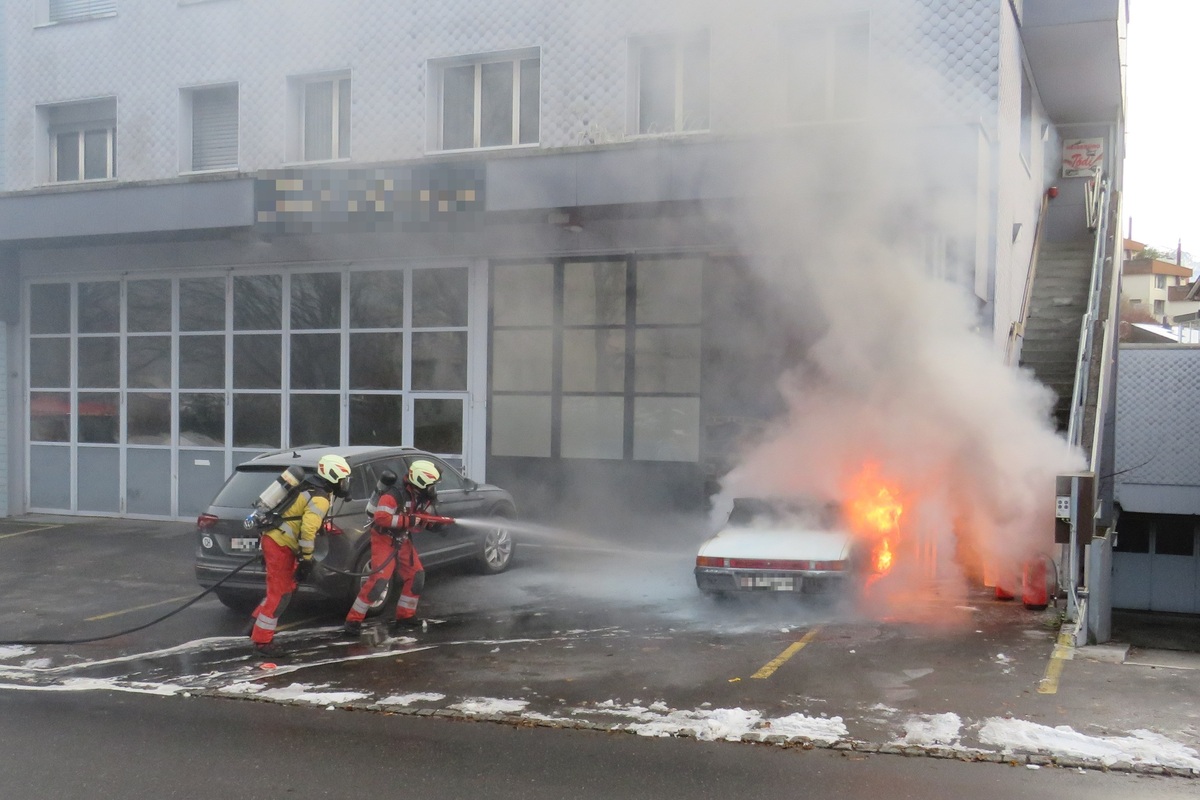 Glarus - Auto in Brand geraten 
