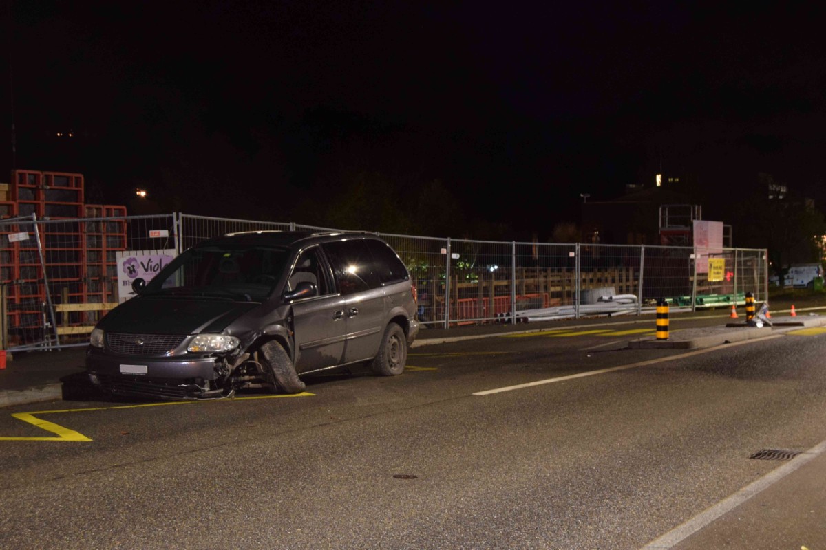 Waldstatt AR - Totalschaden nach Kollision mit Verkehrsinsel