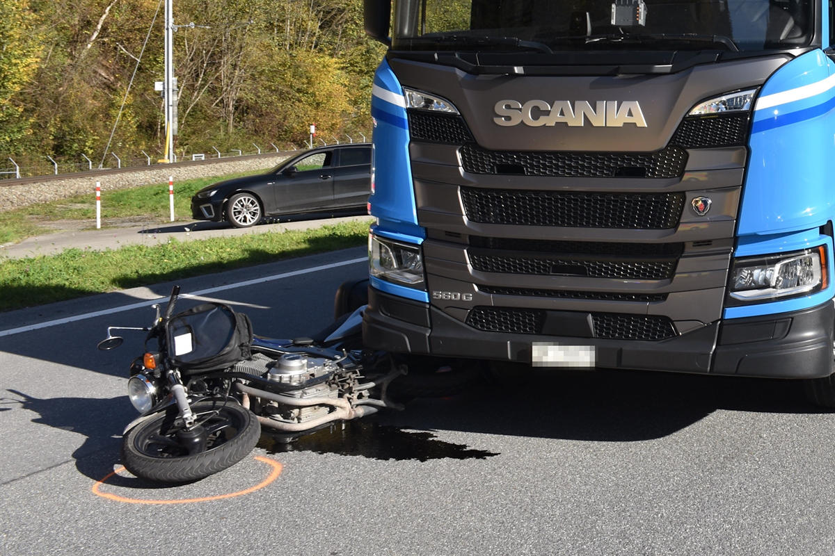 Luzein GR – Motorradfahrer kollidiert mit Lastwagen