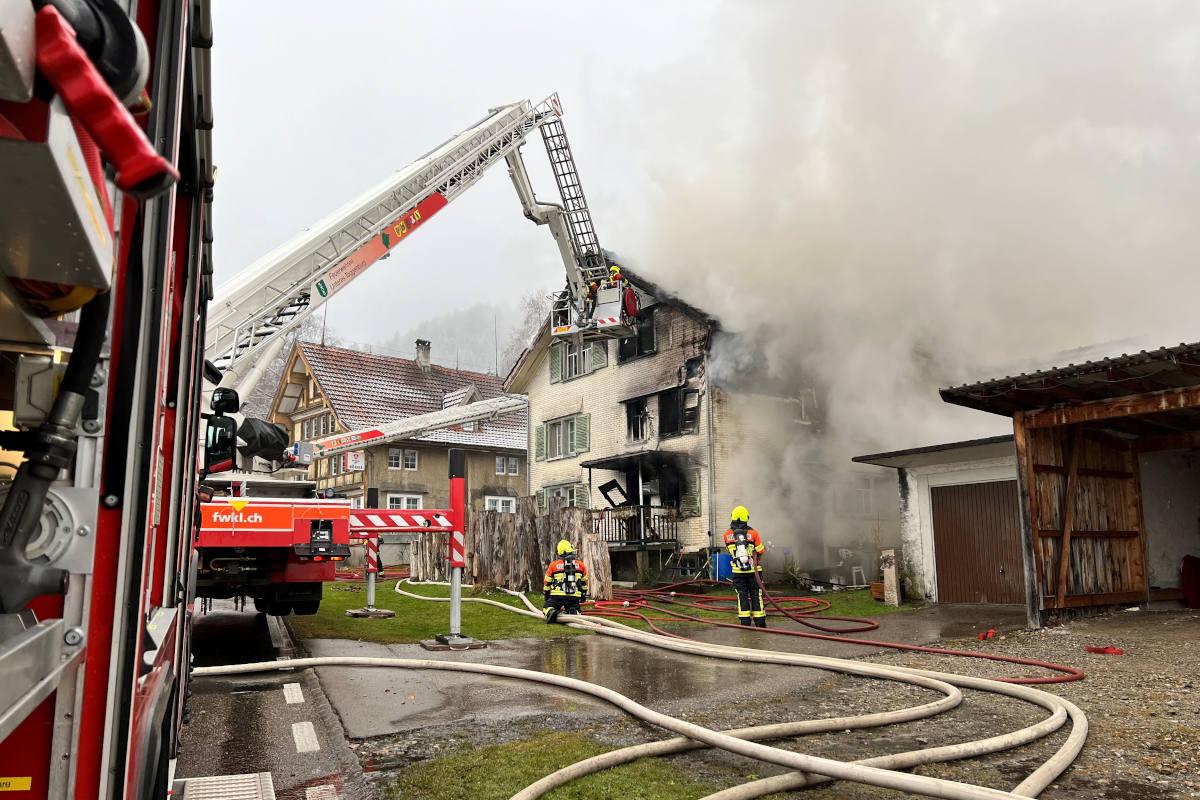 Wattwil SG – Mehrfamilienhaus in Vollbrand