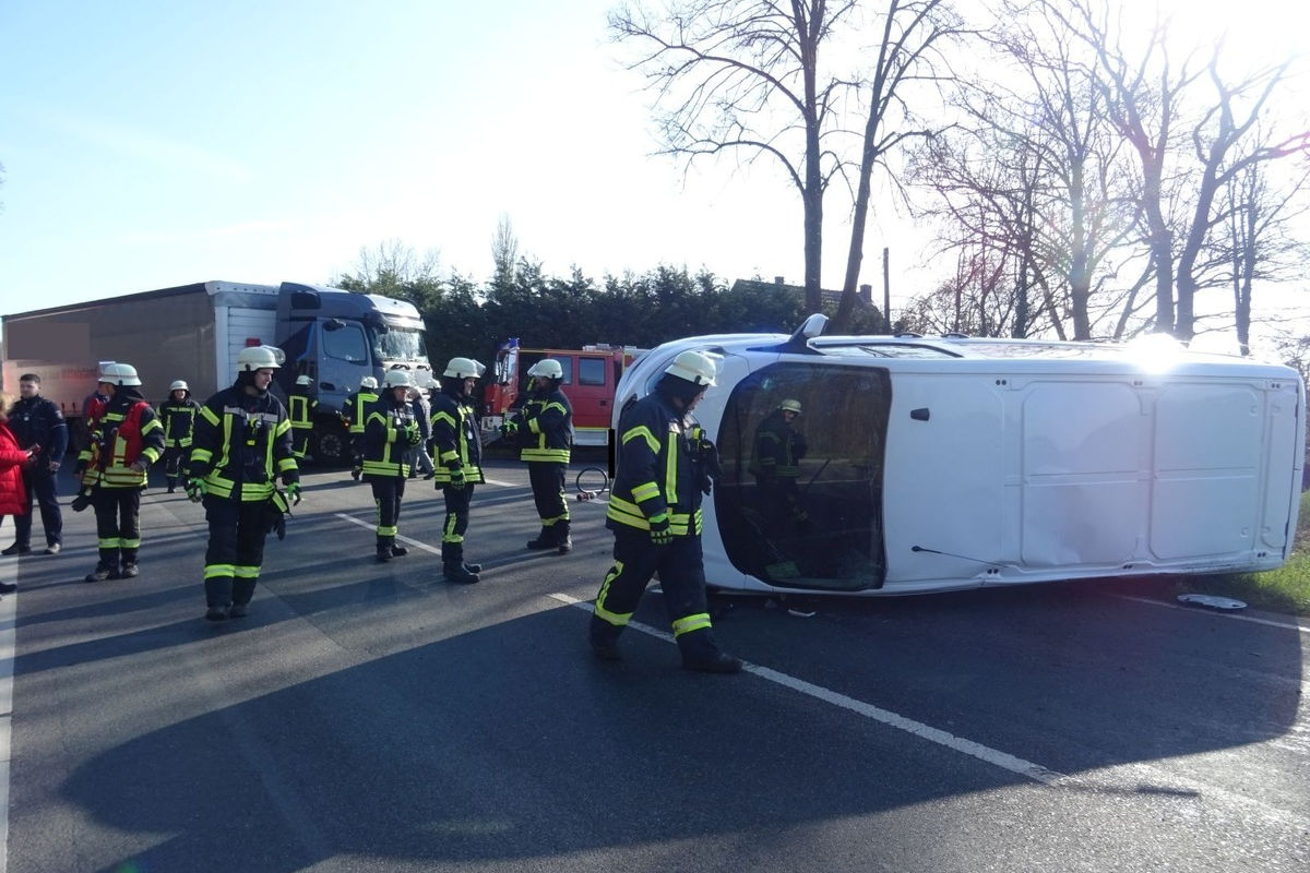 Sonsbeck – Kleintransporter kippt nach Unfall mit Lkw