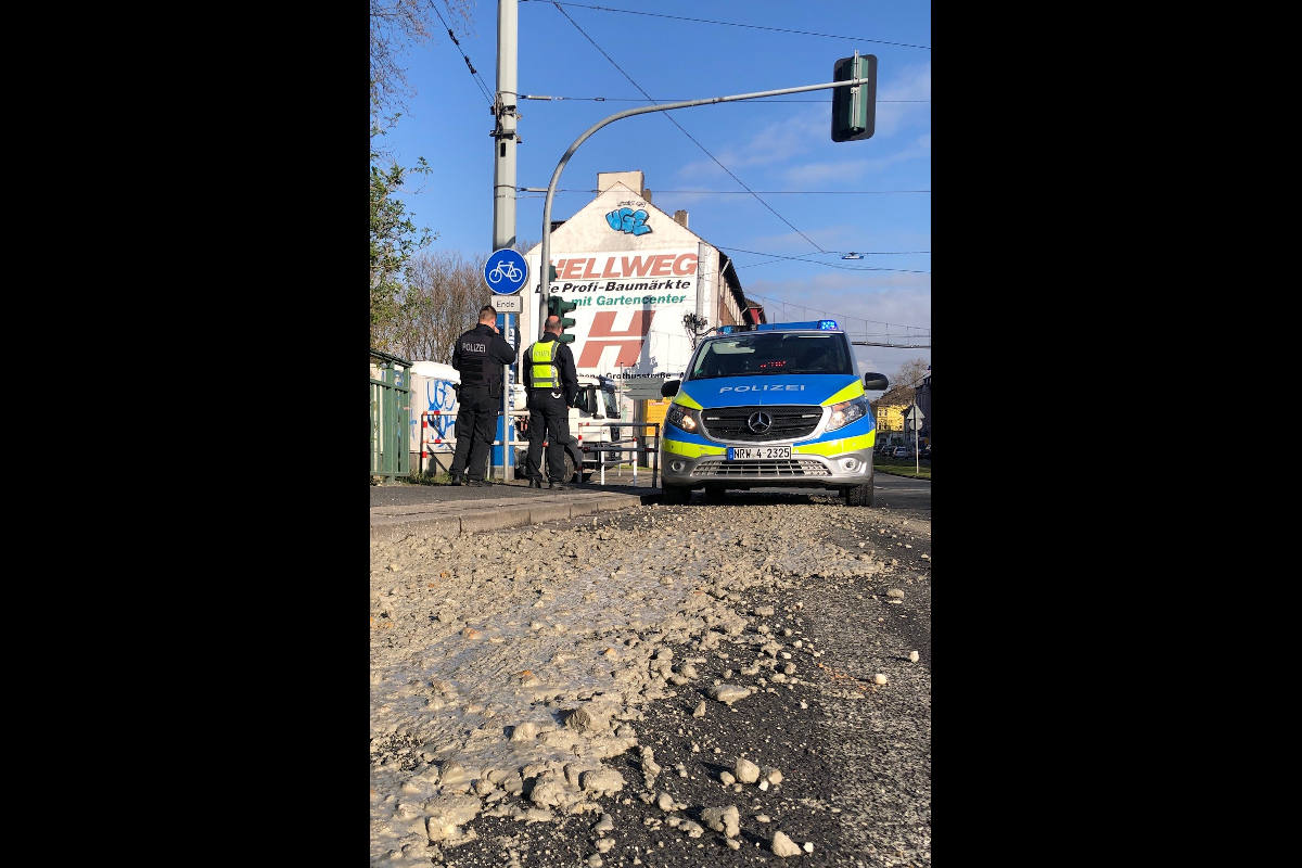 Gelsenkirchen – Lkw verliert Beton auf der Berliner Brücke