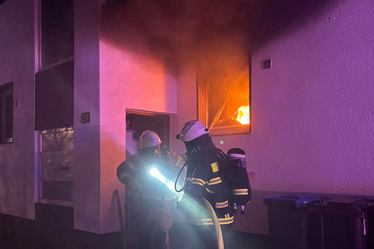 Brühl – Schwer verletzte Person bei Wohnungsbrand geborgen