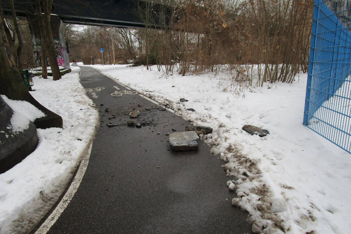 Chemnitz – Große Steine stürzen vom Viadukt