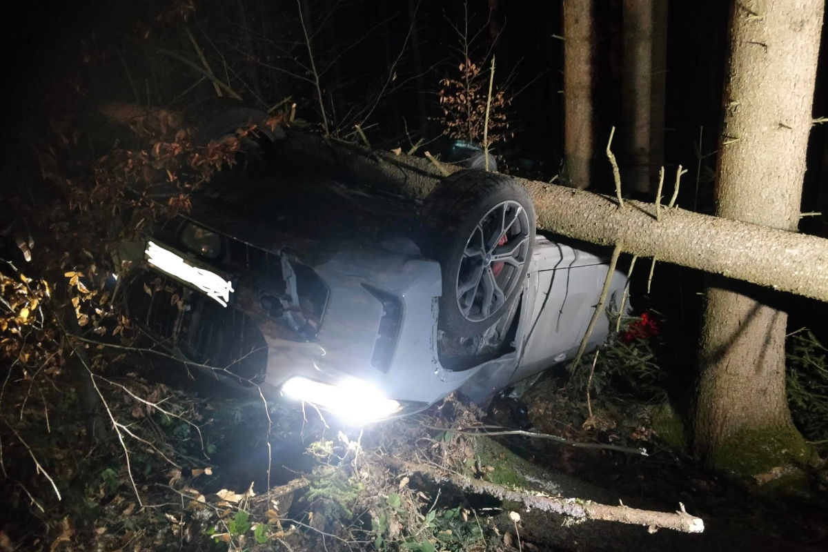 Ampflwang – Auto stürzt bei Unfall Böschung hinunter