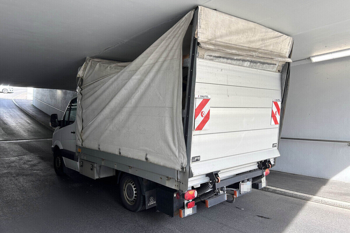 Seewen SZ - Lieferwagen bleibt in Unterführung stecken