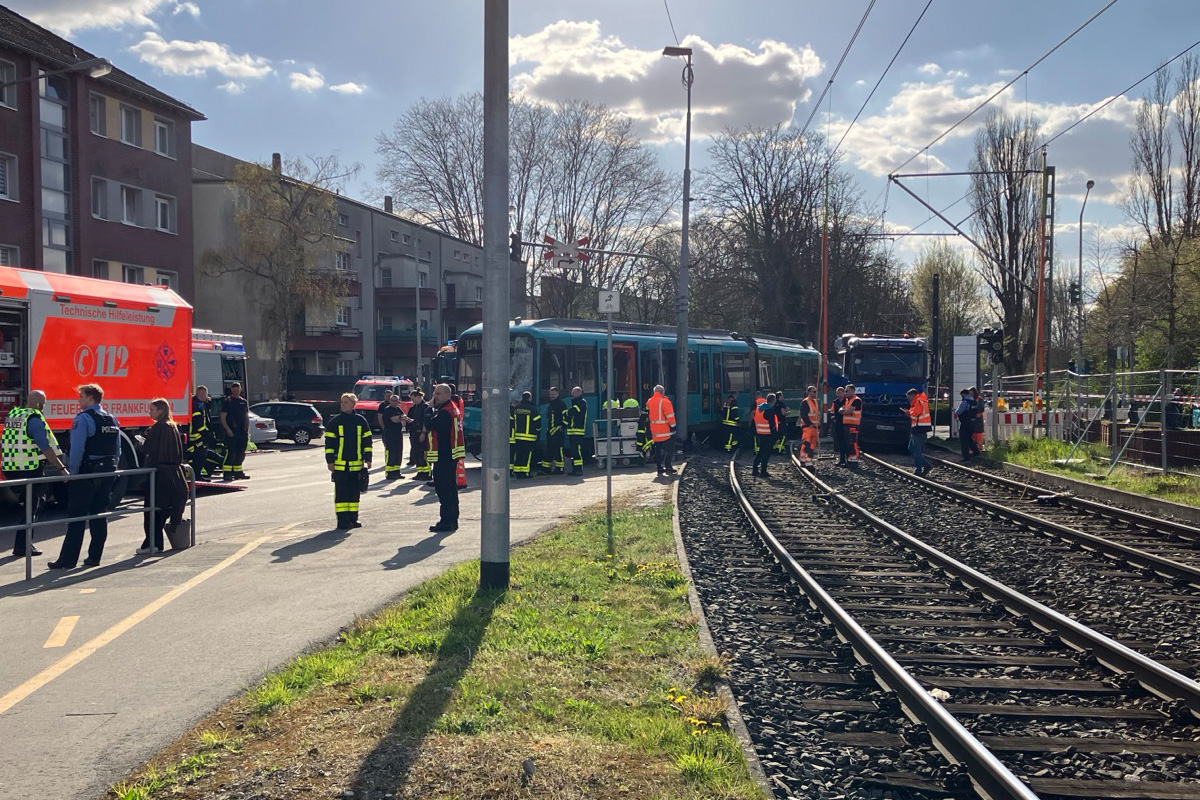 Frankfurt – Kollision zwischen U-Bahn und LKW