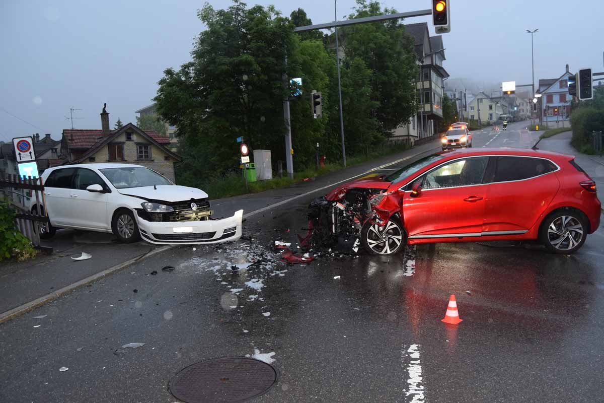 Totalschaden in Herisau AR - Zwei Frauen nach Frontalcrash verletzt!