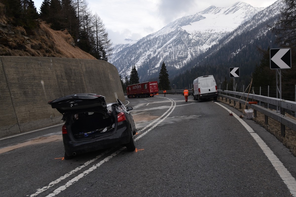 San Bernardino GR - 81-Jähriger kommt auf Gegenfahrbahn