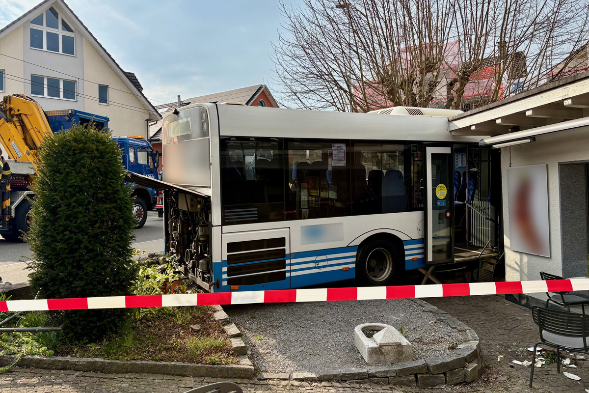 Münchwilen TG - Linienbus fährt nach Unfall in Bäckerei