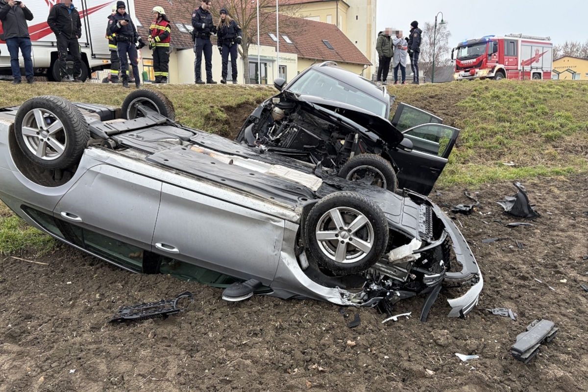 Schönkirchen-Reyersdorf – Autos nach Unfall im Acker gelandet