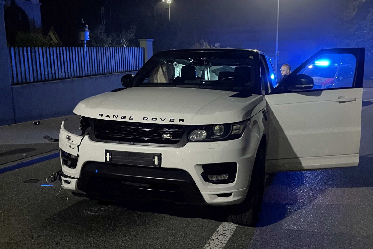 Turgi AG - Zwei 15-Jährige entwenden einen Range Rover und bauen auf der Flucht vor der Polizei einen Unfall