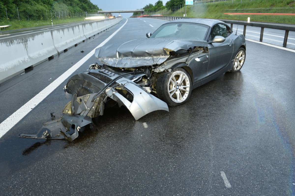 Knutwil LU - Kontrolle über BMW auf nasser Autobahn A2 verloren
