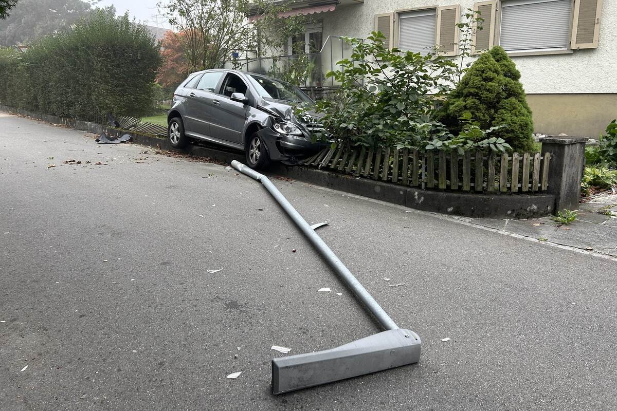 Aarau Rohr AG - Bei Unfall gegen Zaun und eine Strassenlampe gefahren 