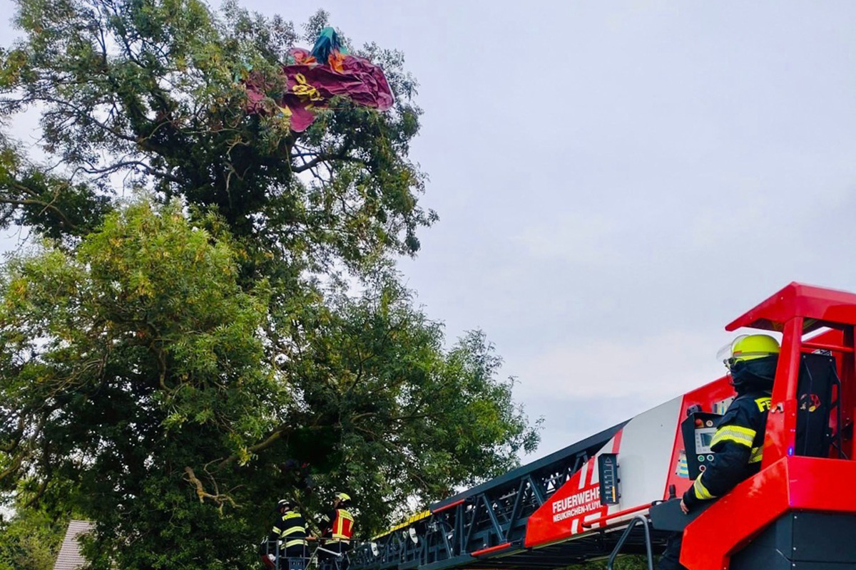 Neukirchen-Vluyn NW – Gleitschirmflieger aus Baum gerettet